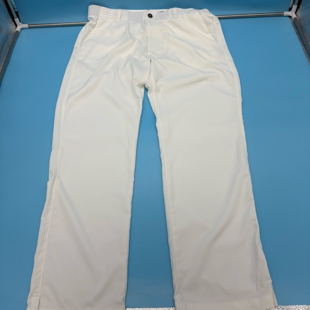 Under Armour Men's White Golf Pants 
Size 36 x 32”